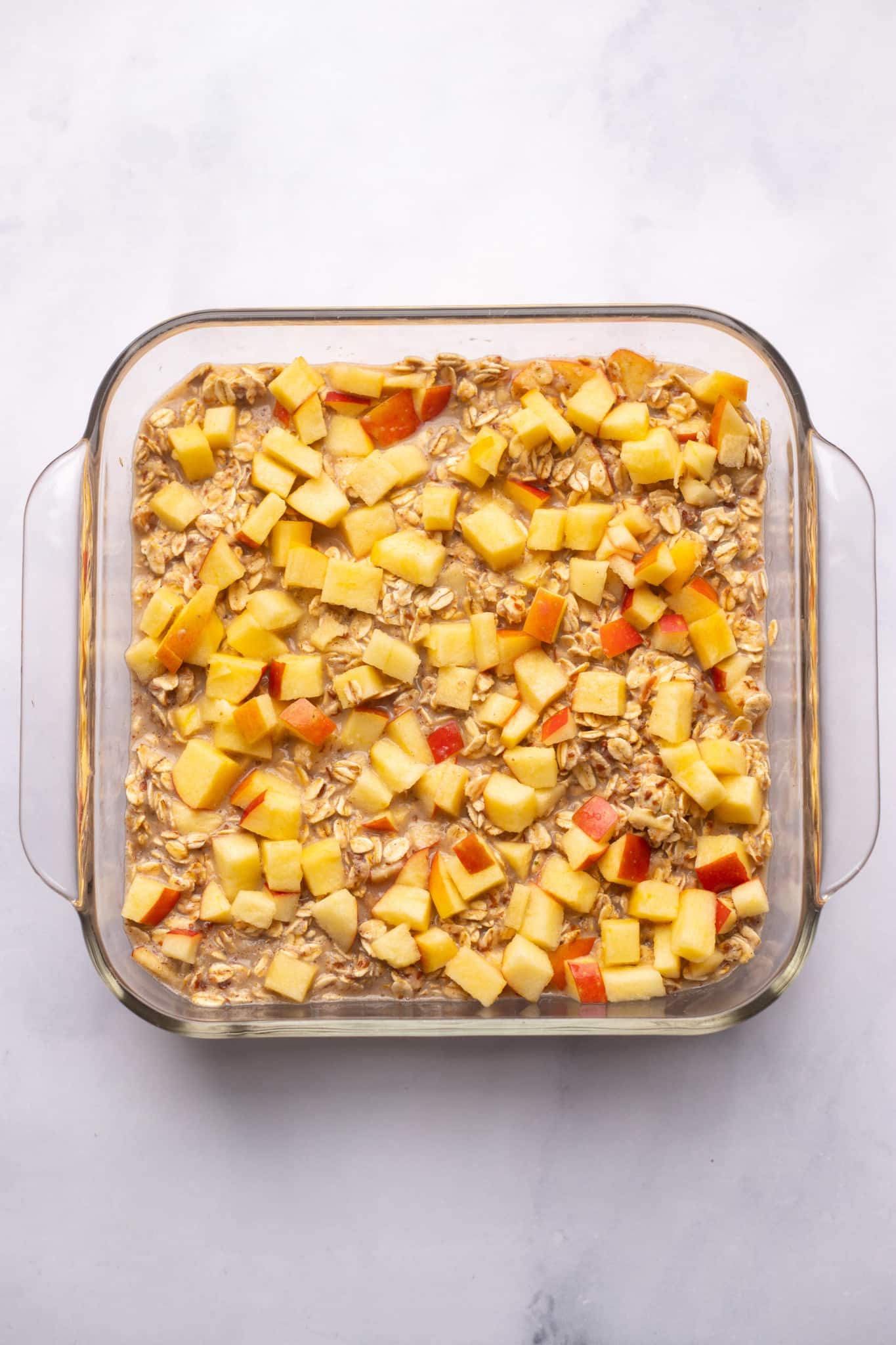 Farra of oats in the apple oven without dollar on a glass plate.