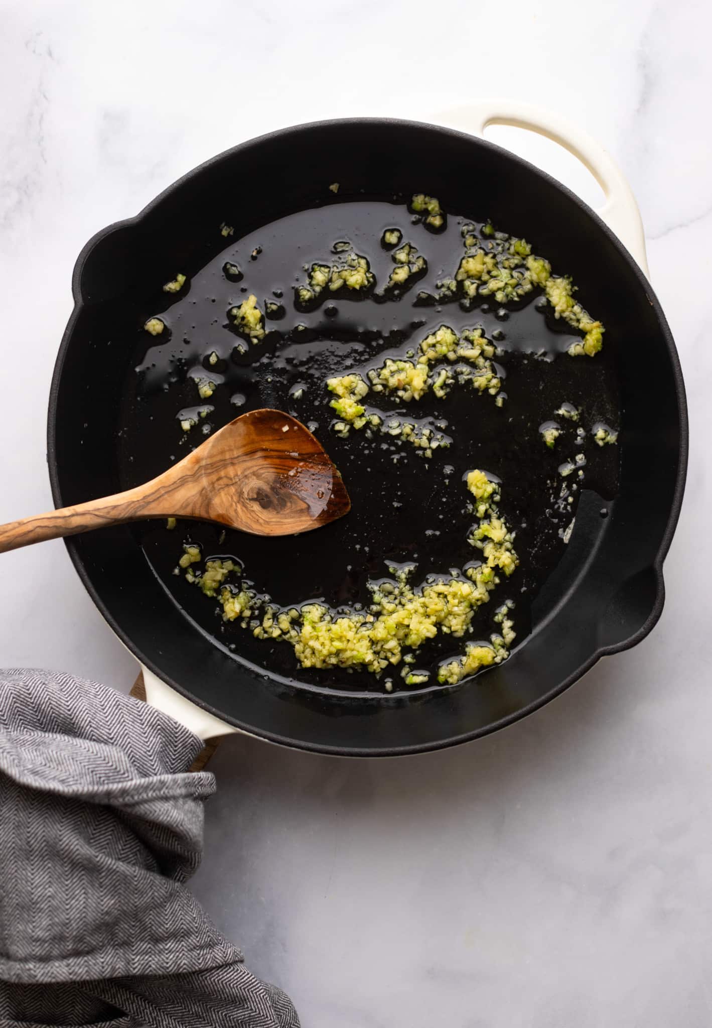 Cook the garlic in a black pan.